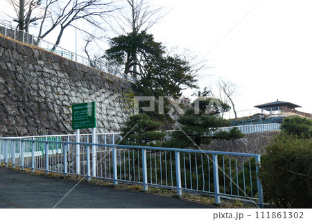 岩手県盛岡市の盛岡城跡公園の石垣と登り口 111861302