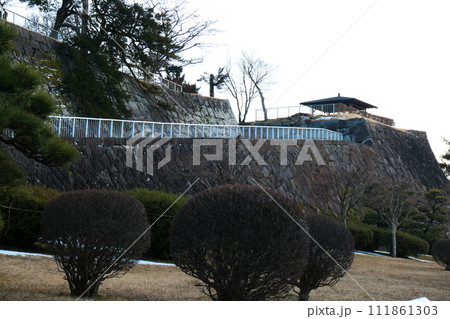 岩手県盛岡市の盛岡城跡公園の石垣と登り口 岩手県盛岡市の盛岡城跡公園の石垣と登り口 111861303