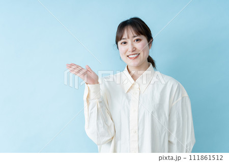 ビジネス　誘導　案内　女性 111861512