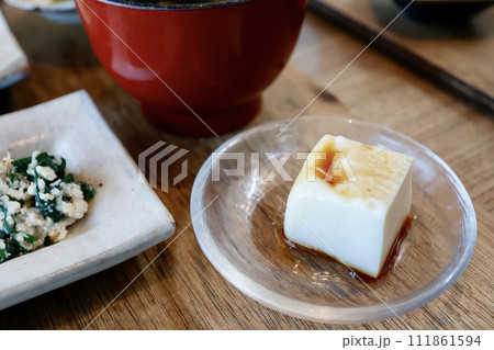醤油をかけた冷奴 111861594