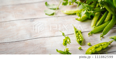 Fresh green peas 111862599