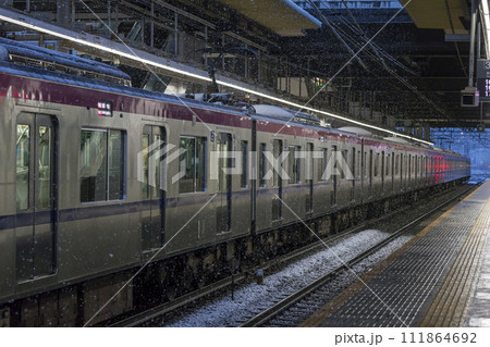 京王線 新宿行き 雪の中を走る電車 高幡不動駅 京王 5000系 京王5000系 京王ライナー 京王線 新宿行き 雪の中を走る電車 高幡不動駅 京王 5000系 京王5000系 京王ライナー 111864692