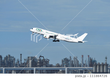 ITAイタリア航空A350-900羽田離陸上昇 111864726