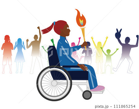 沿道の声援を受けてトーチを持って走る車椅子の女性。 111865254
