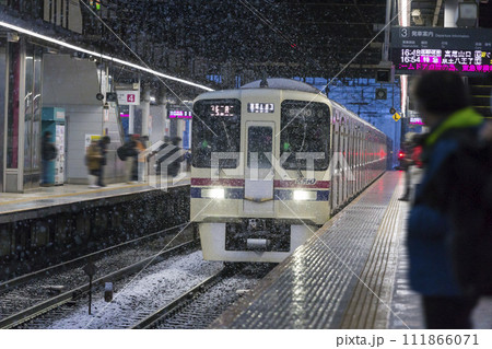 京王線 新宿行き 雪の日 通勤 車体 車両基地 高幡不動駅ホーム 高幡不動検車区 高幡不動 各駅停車 京王線 新宿行き 雪の日 通勤 車体 車両基地 高幡不動駅ホーム 高幡不動検車区 高幡不動 各駅停車 111866071