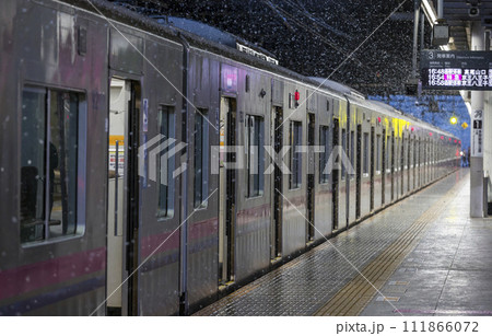 京王線　新宿行き　雪の日　通勤　車体　車両基地　高幡不動駅ホーム　高幡不動検車区　高幡不動　各駅停車 111866072