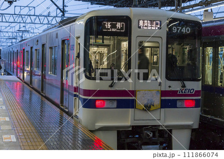 京王線　新宿行き　雪の日　通勤　車体　車両基地　高幡不動駅ホーム　高幡不動検車区　高幡不動　各駅停車 111866074