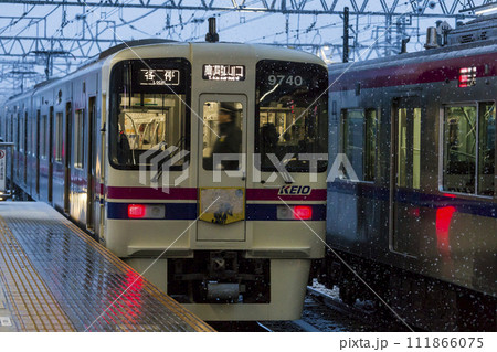 京王線　新宿行き　雪の日　通勤　車体　車両基地　高幡不動駅ホーム　高幡不動検車区　高幡不動　各駅停車 111866075