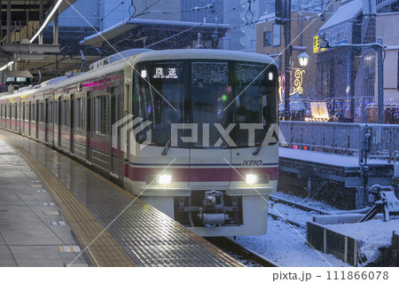 京王線　新宿行き　雪の日　通勤　車体　車両基地　高幡不動駅ホーム　高幡不動検車区　高幡不動　各駅停車 111866078