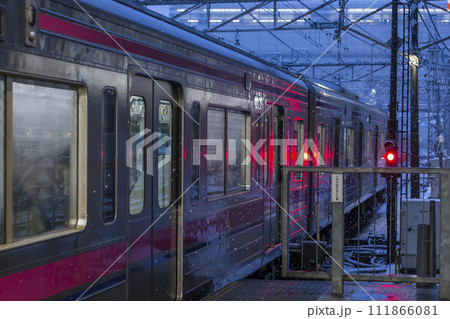 京王線 新宿行き 雪の日 通勤 車体 車両基地 高幡不動駅ホーム 高幡不動検車区 高幡不動 各駅停車 京王線 新宿行き 雪の日 通勤 車体 車両基地 高幡不動駅ホーム 高幡不動検車区 高幡不動 各駅停車 111866081
