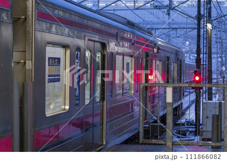 京王線　新宿行き　雪の日　通勤　車体　車両基地　高幡不動駅ホーム　高幡不動検車区　高幡不動　各駅停車 111866082