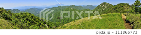 丹沢山地の棚沢ノ頭山頂からのパノラマ　初夏の富士山と緑の山地 111866773