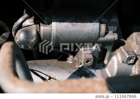 錆がついた機械のエンジンルーム 111867666