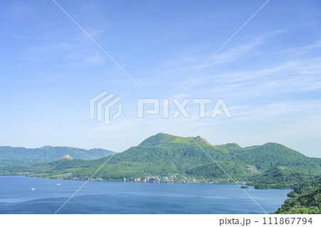 昭和新山、有珠山と洞爺湖温泉街　洞爺湖町 111867794