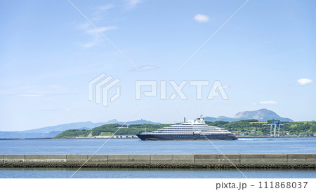 室蘭港から出航するクルーズ船　16:9　室蘭市 111868037