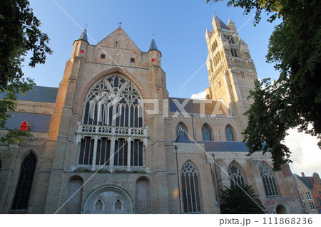 西ヨーロッパのベルギー　世界文化遺産のブルージュ（ブルッヘ）歴史地区の聖サルヴァトール大聖堂 111868236