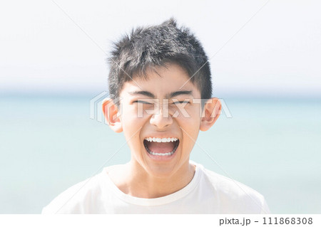 元気な笑顔の少年 111868308