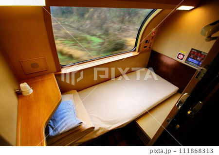 快適な個室寝台で夜行列車の旅…『寝台特急サンライズ出雲・瀬戸』285系・シングル(B寝台・上段) 111868313