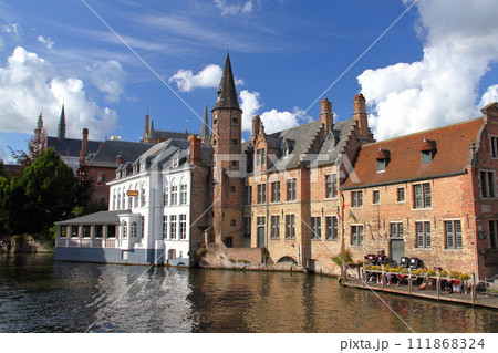 西ヨーロッパのベルギー　世界文化遺産のブルージュ（ブルッヘ）歴史地区の運河沿いの街並み 111868324