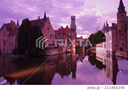 西ヨーロッパのベルギー 世界文化遺産のブルージュ(ブルッヘ)歴史地区の運河に映り込む街並み夕景 西ヨーロッパのベルギー 世界文化遺産のブルージュ(ブルッヘ)歴史地区の運河に映り込む街並み夕景 111868390