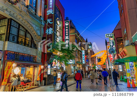 神奈川県　横浜市　横浜中華街（中華街大通り）夜景 111868799
