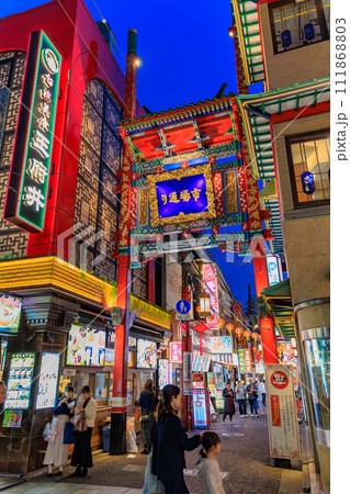 神奈川県　横浜市　横浜中華街（中華街大通り）夜景 111868803