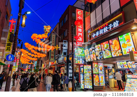 神奈川県　横浜市　横浜中華街（中華街大通り）夜景 111868818