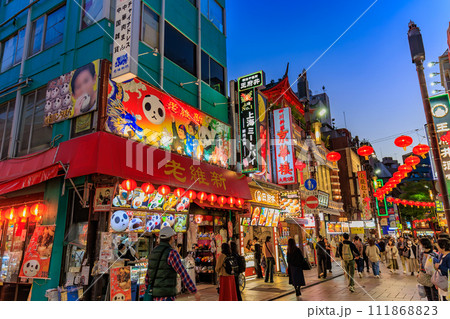 神奈川県　横浜市　横浜中華街（中華街大通り）夜景 111868823