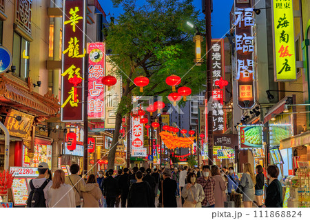 神奈川県　横浜市　横浜中華街（中華街大通り）夜景 111868824