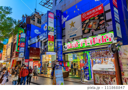 神奈川県 横浜市 横浜中華街(中華街大通り)夜景 神奈川県 横浜市 横浜中華街(中華街大通り)夜景 111868847