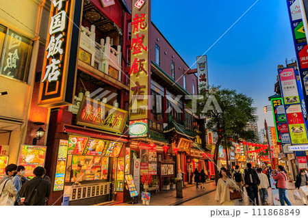 神奈川県 横浜市 横浜中華街(中華街大通り)夜景 神奈川県 横浜市 横浜中華街(中華街大通り)夜景 111868849