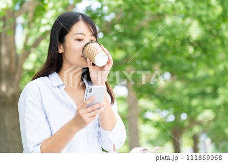 スマホを見る若い女性 111869068