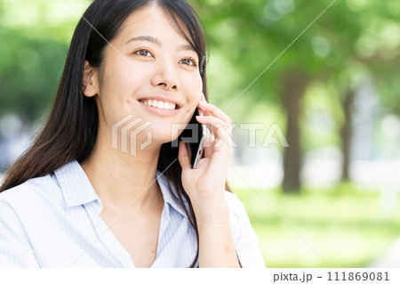 スマホで話す若い女性 スマホで話す若い女性 111869081