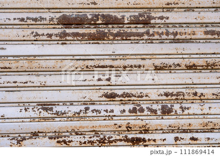 錆びたシャッター 111869414