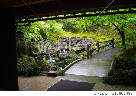 牡丹庭園の川に架かる橋の景色 牡丹庭園の川に架かる橋の景色 111869483