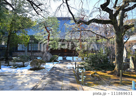 残雪の中院　本堂　冬景色　 111869631