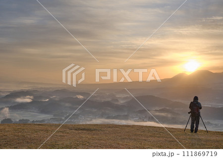 魚野フライトエリアに昇る美しい朝日の景色 魚野フライトエリアに昇る美しい朝日の景色 111869719