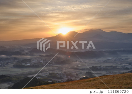 霧島から昇る朝日に照らされる魚野フライトエリアの風景 111869720