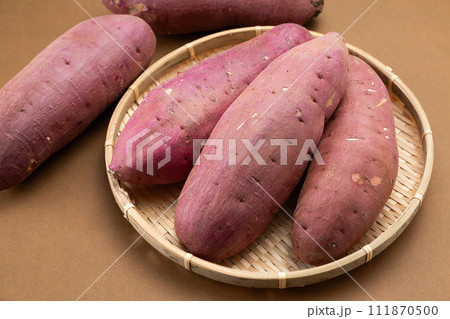 ざるに入った茶色背景のさつまいも ざるに入った茶色背景のさつまいも 111870500