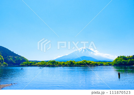 精進湖から望む富士山（5月） 111870523
