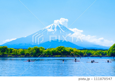 精進湖から望む富士山(5月) 精進湖から望む富士山(5月) 111870547