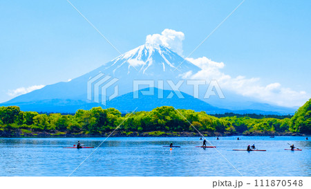 精進湖から望む富士山（5月） 111870548
