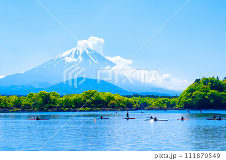 精進湖から望む富士山(5月) 精進湖から望む富士山(5月) 111870549