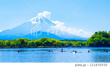精進湖から望む富士山(5月) 精進湖から望む富士山(5月) 111870550