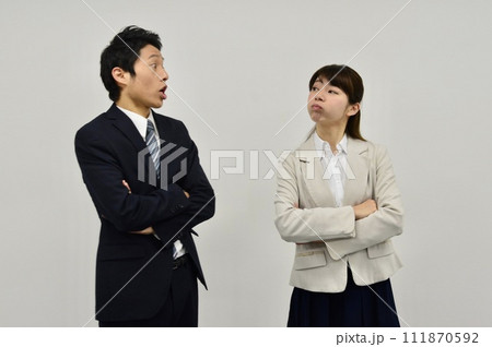 喧嘩する男女 111870592