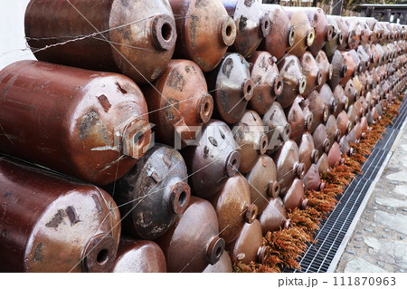 芋焼酎の酒樽 111870963