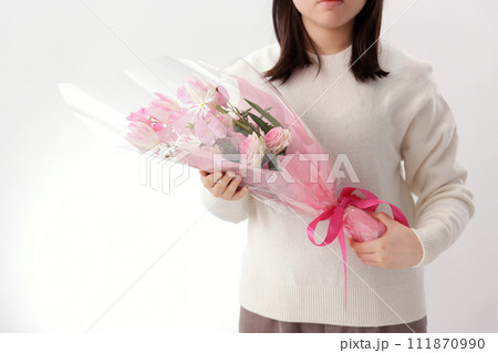 花束を持つ若い女性 花束を持つ若い女性 111870990