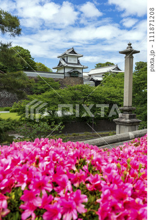初夏の金沢旅行・ツツジの花と金沢城 111871208