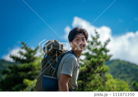 夏山を満喫する若い男性 111871350