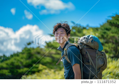 夏山を満喫する若い男性 111871352